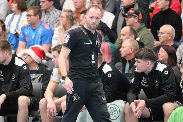 26.12.2025 Handball Herren 2025 2026 2. Handball-Bundesliga 17. Spieltag Dessau-Roßlauer HV 06 - HC Elbflorenz Dresden 2006 Anhalt Arena Dessau Andre Haber (Dresden, Trainer). Dessau-Roßlau Sachsen-Anhalt Deutschland