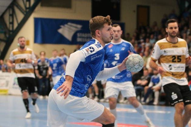 26.12.2025 Handball Herren 2025 2026 2. Handball-Bundesliga 17. Spieltag Dessau-Roßlauer HV 06 - HC Elbflorenz Dresden 2006 Anhalt Arena Dessau Yannick-Marcos Pust (Dessau, 98, blau) läuft an. Dessau-Roßlau Sachsen-Anhalt Deutschland