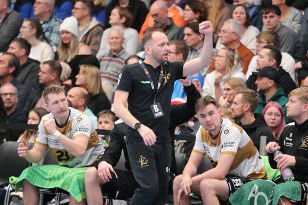 26.12.2025 Handball Herren 2025 2026 2. Handball-Bundesliga 17. Spieltag Dessau-Roßlauer HV 06 - HC Elbflorenz Dresden 2006 Anhalt Arena Dessau Andre Haber (Dresden, Trainer) beim Jubel. Dessau-Roßlau Sachsen-Anhalt Deutschland