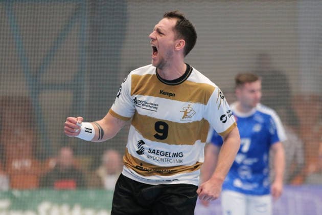 26.12.2025 Handball Herren 2025 2026 2. Handball-Bundesliga 17. Spieltag Dessau-Roßlauer HV 06 - HC Elbflorenz Dresden 2006 Anhalt Arena Dessau Torjubel von Julius Dierberg (Dresden, 9, weiß-gold). Dessau-Roßlau Sachsen-Anhalt Deutschland