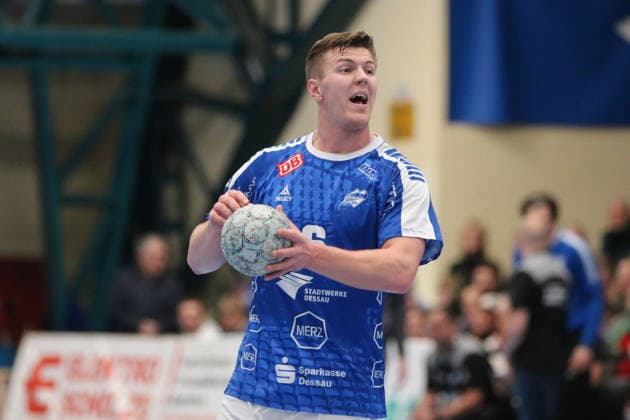 26.12.2025 Handball Herren 2025 2026 2. Handball-Bundesliga 17. Spieltag Dessau-Roßlauer HV 06 - HC Elbflorenz Dresden 2006 Anhalt Arena Dessau Fritz-Leon Haake (Dessau, 6, blau) am Ball. Dessau-Roßlau Sachsen-Anhalt Deutschland