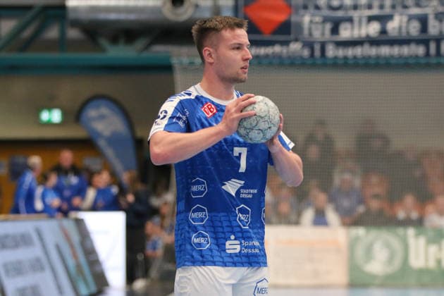 26.12.2025 Handball Herren 2025 2026 2. Handball-Bundesliga 17. Spieltag Dessau-Roßlauer HV 06 - HC Elbflorenz Dresden 2006 Anhalt Arena Dessau Carl-Phillip Haake (Dessau, 7, blau) am Ball. Dessau-Roßlau Sachsen-Anhalt Deutschland