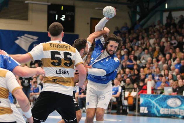 26.12.2025 Handball Herren 2025 2026 2. Handball-Bundesliga 17. Spieltag Dessau-Roßlauer HV 06 - HC Elbflorenz Dresden 2006 Anhalt Arena Dessau Sebastian Greß (Dresden, 25, weiß-gold) hindert Jakub Powarzynski (Dessau, 14, blau) am Wurf. Dessau-Roßlau Sachsen-Anhalt Deutschland