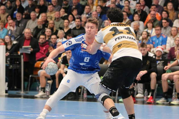 26.12.2025 Handball Herren 2025 2026 2. Handball-Bundesliga 17. Spieltag Dessau-Roßlauer HV 06 - HC Elbflorenz Dresden 2006 Anhalt Arena Dessau Fritz-Leon Haake (Dessau, 6, blau) im Duell mit Doruk Pehlivan (Dresden, 11, weiß-gold). Dessau-Roßlau Sachsen-Anhalt Deutschland