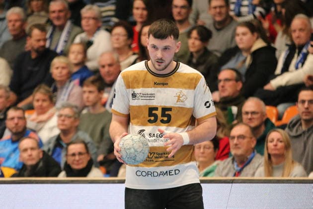 26.12.2025 Handball Herren 2025 2026 2. Handball-Bundesliga 17. Spieltag Dessau-Roßlauer HV 06 - HC Elbflorenz Dresden 2006 Anhalt Arena Dessau Timo Löser (Dresden, 55, weiß-gold) am Ball. Dessau-Roßlau Sachsen-Anhalt Deutschland
