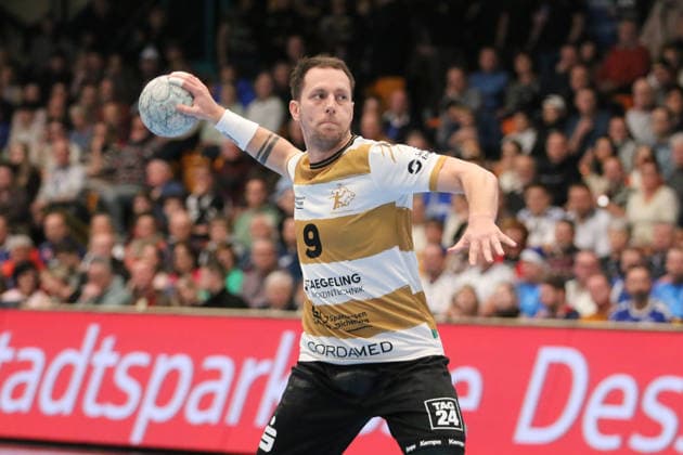 26.12.2025 Handball Herren 2025 2026 2. Handball-Bundesliga 17. Spieltag Dessau-Roßlauer HV 06 - HC Elbflorenz Dresden 2006 Anhalt Arena Dessau Julius Dierberg (Dresden, 9, weiß-gold) beim Freiwurf. Dessau-Roßlau Sachsen-Anhalt Deutschland