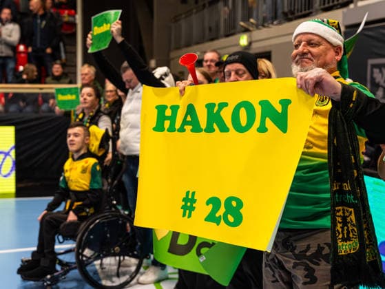 Verabschiedung von Hakon Dadi Styrmisson (VfL Eintracht Hagen, 28) VfL Eintracht Hagen vs. 1. VfL Potsdam, Handball, 2. Bundesliga, 17. Spieltag, Saison 2025 2026, 26.12.2025 VfL Eintracht Hagen vs. 1. VfL Potsdam, Handball, 2. Bundesliga, 17. Spieltag, Saison 2025 2026, 26.12.2025 Hagen Copyright: xEibner-Pressefoto DamianxKruczynx EP_DKI