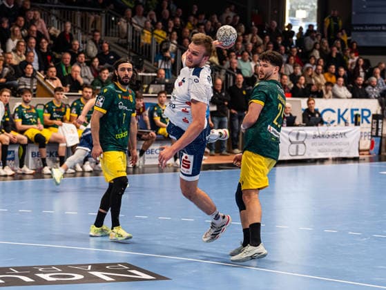 Tim Niclas Schroeder (1. VFL Potsdam, 33) beim Torwurf. Philip Jungemann (VfL Eintracht Hagen, 25) und Pouya Norouzi (VfL Eintracht Hagen, 07) koennen nichts mehr tun VfL Eintracht Hagen vs. 1. VfL Potsdam, Handball, 2. Bundesliga, 17. Spieltag, Saison 2025 2026, 26.12.2025 VfL Eintracht Hagen vs. 1. VfL Potsdam, Handball, 2. Bundesliga, 17. Spieltag, Saison 2025 2026, 26.12.2025 Hagen Copyright: xEibner-Pressefoto DamianxKruczynx EP_DKI