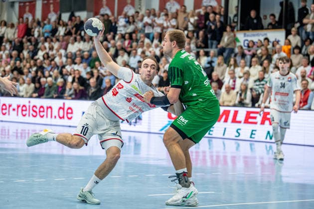 2. Handball Bundesliga; TV Hüttenberg - Eulen Ludwigshafen, 26.12.25 Paul Ohl (TV Hüttenberg, 10), Frederic Stüber (Eulen Ludwigshafen, 2) 2. Handball Bundesliga; TV Hüttenberg - Eulen Ludwigshafen: Hüttenberg, 26.12.25 Copyright: xBEAUTIFULxSPORTS Roeczeyx
