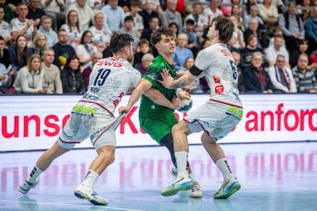 2. Handball Bundesliga; TV Hüttenberg - Eulen Ludwigshafen, 26.12.25 Finn Leun (Eulen Ludwigshafen, 37), Vit Reichl (TV Hüttenberg, 19), Hendrik Schreiber (TV Hüttenberg, 51) 2. Handball Bundesliga; TV Hüttenberg - Eulen Ludwigshafen: Hüttenberg, 26.12.25 Copyright: xBEAUTIFULxSPORTS Roeczeyx