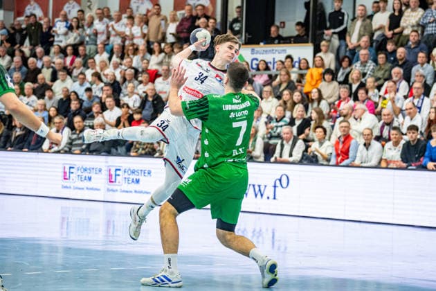 2. Handball Bundesliga; TV Hüttenberg - Eulen Ludwigshafen, 26.12.25 Paul Kompenhans (TV Hüttenberg, 34), Mihailo Ili? (Eulen Ludwigshafen, 7) 2. Handball Bundesliga; TV Hüttenberg - Eulen Ludwigshafen: Hüttenberg, 26.12.25 Copyright: xBEAUTIFULxSPORTS Roeczeyx