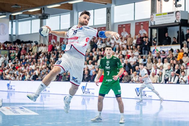 2. Handball Bundesliga; TV Hüttenberg - Eulen Ludwigshafen, 26.12.25 Vit Reichl (TV Hüttenberg, 19), Mihailo Ili? (Eulen Ludwigshafen, 7) 2. Handball Bundesliga; TV Hüttenberg - Eulen Ludwigshafen: Hüttenberg, 26.12.25 Copyright: xBEAUTIFULxSPORTS Roeczeyx