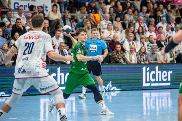 2. Handball Bundesliga; TV Hüttenberg - Eulen Ludwigshafen, 26.12.25 Finn Leun (Eulen Ludwigshafen, 37) , Leif Haack (TV Hüttenberg, 20) 2. Handball Bundesliga; TV Hüttenberg - Eulen Ludwigshafen: Hüttenberg, 26.12.25 Copyright: xBEAUTIFULxSPORTS Roeczeyx