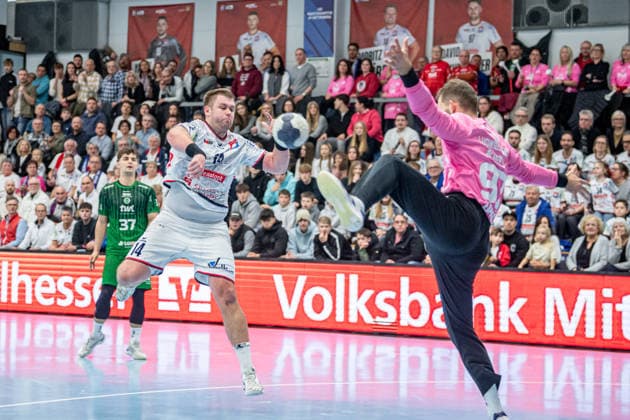 2. Handball Bundesliga; TV Hüttenberg - Eulen Ludwigshafen, 26.12.25 Moritz Zörb (TV Hüttenberg, 14), Žiga Urbi? (Eulen Ludwigshafen, 97) 2. Handball Bundesliga; TV Hüttenberg - Eulen Ludwigshafen: Hüttenberg, 26.12.25 Copyright: xBEAUTIFULxSPORTS Roeczeyx