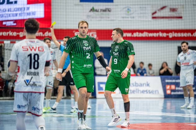 2. Handball Bundesliga; TV Hüttenberg - Eulen Ludwigshafen, 26.12.25 Frederic Stüber (Eulen Ludwigshafen, 2), Marc-Robin Eisel (Eulen Ludwigshafen, 9) 2. Handball Bundesliga; TV Hüttenberg - Eulen Ludwigshafen: Hüttenberg, 26.12.25 Copyright: xBEAUTIFULxSPORTS Roeczeyx