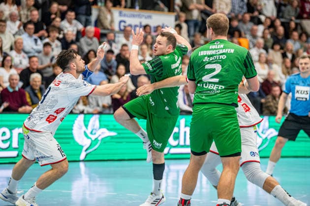 2. Handball Bundesliga; TV Hüttenberg - Eulen Ludwigshafen, 26.12.25 Marc-Robin Eisel (Eulen Ludwigshafen, 9), Frederic Stüber (Eulen Ludwigshafen, 2), Vit Reichl (TV Hüttenberg, 19), 2. Handball Bundesliga; TV Hüttenberg - Eulen Ludwigshafen: Hüttenberg, 26.12.25 Copyright: xBEAUTIFULxSPORTS Roeczeyx