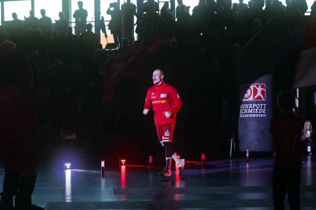 26.12.2025, Handball, Saison 2025 2026, 2. Handball Bundesliga, 17. Spieltag, TuSEM Essen - TuS Ferndorf, Oskar Kostuj (TuSEM Essen) läuft in die Halle ein, Essen Am Hallo NRW Deutschland xRHR-FOTO DEx Copyright: DennisxEwert RHR-FOTOx RHR-FOTO DE