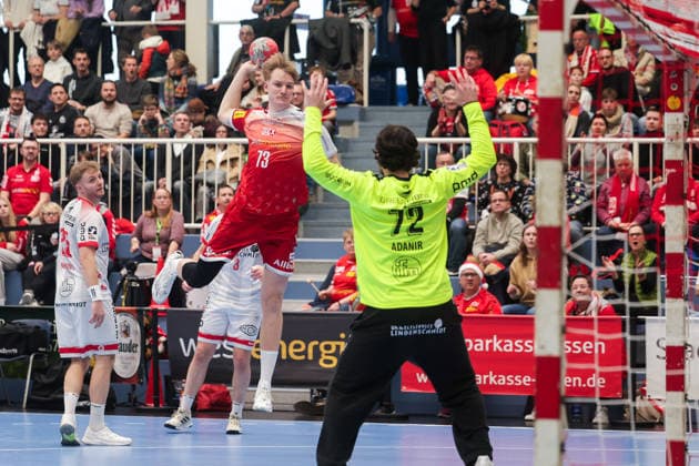 26.12.2025, Handball, Saison 2025 2026, 2. Handball Bundesliga, 17. Spieltag, TuSEM Essen - TuS Ferndorf, v. l. Finley Werschkull (TuSEM Essen), Torwart Can Adanir (TuS Ferndorf), Essen Am Hallo NRW Deutschland xRHR-FOTO DEx Copyright: DennisxEwert RHR-FOTOx RHR-FOTO DE