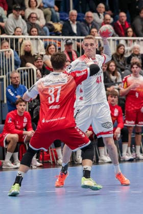 26.12.2025, Handball, Saison 2025 2026, 2. Handball Bundesliga, 17. Spieltag, TuSEM Essen - TuS Ferndorf, v. l. Max Neuhaus (TuSEM Essen), Tom Jansen (TuS Ferndorf), Essen Am Hallo NRW Deutschland xRHR-FOTO DEx Copyright: DennisxEwert RHR-FOTOx RHR-FOTO DE