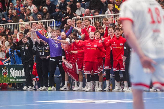 26.12.2025, Handball, Saison 2025 2026, 2. Handball Bundesliga, 17. Spieltag, TuSEM Essen - TuS Ferndorf, v. l. Torwart Finn Knaack (TuSEM Essen), Oskar Kostuj (TuSEM Essen), Tim Mast (TuSEM Essen), Valentin Clarius (TuSEM Essen), Luis Buschhaus (TuSEM Essen) jubeln, Essen Am Hallo NRW Deutschland xRHR-FOTO DEx Copyright: DennisxEwert RHR-FOTOx RHR-FOTO DE
