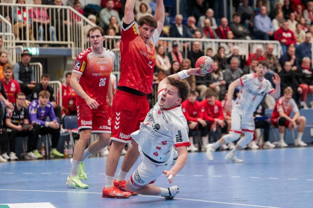 26.12.2025, Handball, Saison 2025 2026, 2. Handball Bundesliga, 17. Spieltag, TuSEM Essen - TuS Ferndorf, v. l. Valentin Clarius (TuSEM Essen), Valentin Willner (TuSEM Essen), Mattis Michel (TuS Ferndorf), Essen Am Hallo NRW Deutschland xRHR-FOTO DEx Copyright: DennisxEwert RHR-FOTOx RHR-FOTO DE