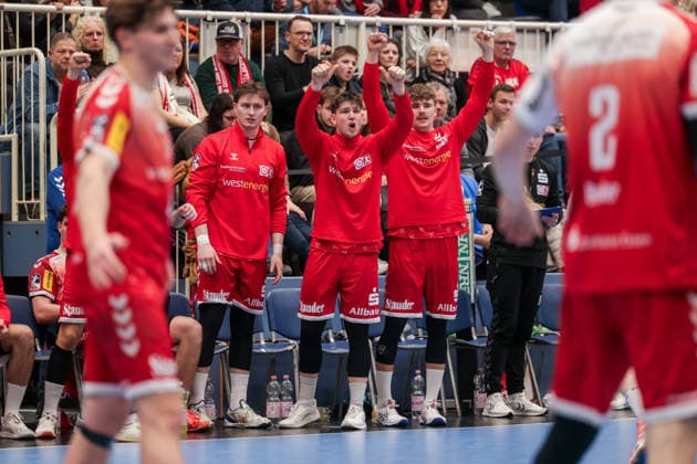 26.12.2025, Handball, Saison 2025 2026, 2. Handball Bundesliga, 17. Spieltag, TuSEM Essen - TuS Ferndorf, v. l. Valentin Clarius (TuSEM Essen), Luis Buschhaus (TuSEM Essen), Finn Wolfram (TuSEM Essen), Essen Am Hallo NRW Deutschland xRHR-FOTO DEx Copyright: DennisxEwert RHR-FOTOx RHR-FOTO DE