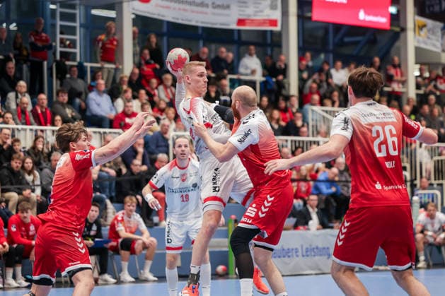 26.12.2025, Handball, Saison 2025 2026, 2. Handball Bundesliga, 17. Spieltag, TuSEM Essen - TuS Ferndorf, v. l. Tom Jansen (TuS Ferndorf), Alexander Becker (TuSEM Essen), Essen Am Hallo NRW Deutschland xRHR-FOTO DEx Copyright: DennisxEwert RHR-FOTOx RHR-FOTO DE