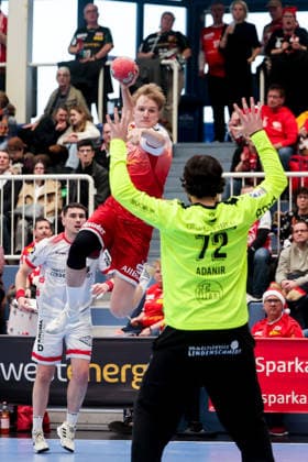 26.12.2025, Handball, Saison 2025 2026, 2. Handball Bundesliga, 17. Spieltag, TuSEM Essen - TuS Ferndorf, v. l. Finley Werschkull (TuSEM Essen), Torwart Can Adanir (TuS Ferndorf), Essen Am Hallo NRW Deutschland xRHR-FOTO DEx Copyright: DennisxEwert RHR-FOTOx RHR-FOTO DE