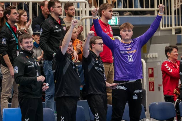 26.12.2025, Handball, Saison 2025 2026, 2. Handball Bundesliga, 17. Spieltag, TuSEM Essen - TuS Ferndorf, v. l. Torwart-Trainer Dorian Wagner (TuSEM Essen), Torwart Finn Knaack (TuSEM Essen), Essen Am Hallo NRW Deutschland xRHR-FOTO DEx Copyright: DennisxEwert RHR-FOTOx RHR-FOTO DE