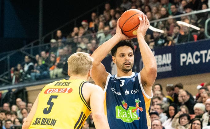 26.12.2025, Basketball, Herren, easy credit BBL, easy credit Bundesliga, BBL, Bundesliga, 12. Spieltag, Rostock Seawolves - ALBA Berlin Sam Griesel (Alba Berlin, li.) gegen Dominic Lockhart (Rostock Seawolves, re.) Rostock Stadthalle Mecklenburg-Vorpommern Deutschland