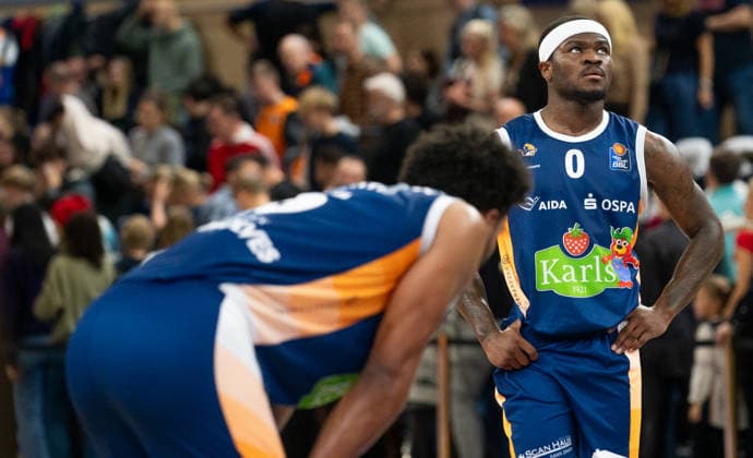 26.12.2025, Basketball, Herren, easy credit BBL, easy credit Bundesliga, BBL, Bundesliga, 12. Spieltag, Rostock Seawolves - ALBA Berlin DÂ Shawn Schwartz (Rostock Seawolves, li.) und TJ Crockett jr. (Rostock Seawolves, re.) sind enttäuscht. Rostock Stadthalle Mecklenburg-Vorpommern Deutschland