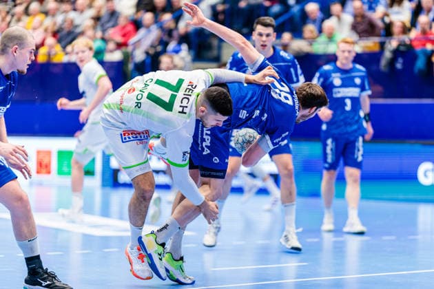 v.l. Stefan Cavor (HSG Wetzlar, 77), Hendrik Wagner (TBV Lemgo Lippe, 28) im Zweikampf GER, TBV Lemgo Lippe vs. HSG Wetzlar, Handball, 1. Bundesliga, 19. Spieltag, Spielzeit 2025 2026, 26.12.2025 GER, TBV Lemgo Lippe vs. HSG Wetzlar, Handball, 1. Bundesliga, 19. Spieltag, Spielzeit 2025 2026, 26.12.2025 Lemgo Copyright: xEibner-Pressefoto JanxRollingerx EP_JSK