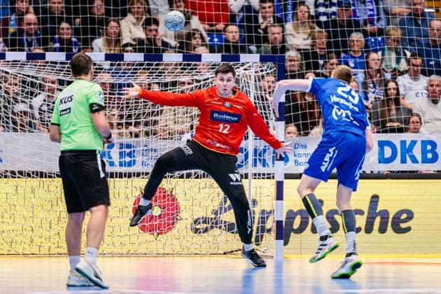 v.l. Denis Regner (Schiedsrichter), Anadin Suljakovic (HSG Wetzlar, 12), Niels Gerardus Versteijnen (TBV Lemgo Lippe, 25) beim Siebenmeter 7 Meter Wurf GER, TBV Lemgo Lippe vs. HSG Wetzlar, Handball, 1. Bundesliga, 19. Spieltag, Spielzeit 2025 2026, 26.12.2025 GER, TBV Lemgo Lippe vs. HSG Wetzlar, Handball, 1. Bundesliga, 19. Spieltag, Spielzeit 2025 2026, 26.12.2025 Lemgo Copyright: xEibner-Pressefoto JanxRollingerx EP_JSK