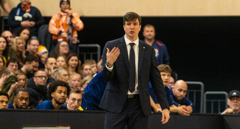 26.12.2025, Basketball, Herren, easy credit BBL, easy credit Bundesliga, BBL, Bundesliga, 12. Spieltag, Rostock Seawolves - ALBA Berlin Trainer Pedro Calles (Alba Berlin) Rostock Stadthalle Mecklenburg-Vorpommern Deutschland