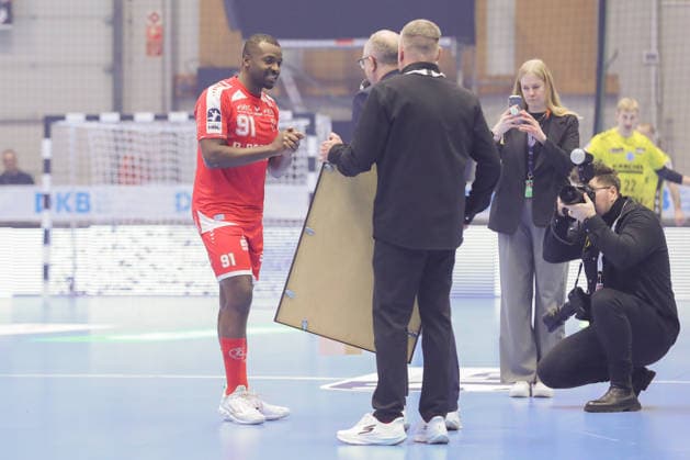 26.12.2025, xtgx, Handball Daikin HBL MT Melsungen - TVB Stuttgart emspor, v.l. Sadou Ntanzi (Melsungen, 91) wird verabschiedet, Verabschiedung, Ausleihe beendet Kassel