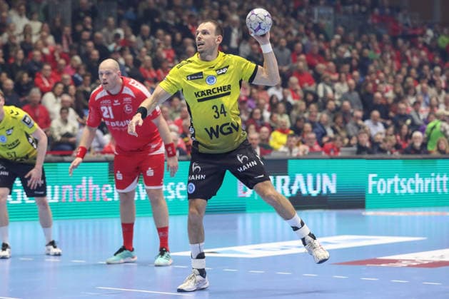 26.12.2025, xtgx, Handball Daikin HBL MT Melsungen - TVB Stuttgart emspor, v.l. Kai Haefner (Häfner, Stuttgart, 34) beim Siebenmeter Kassel