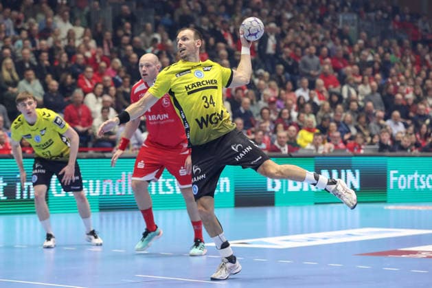 26.12.2025, xtgx, Handball Daikin HBL MT Melsungen - TVB Stuttgart emspor, v.l. Kai Haefner (Häfner, Stuttgart, 34) beim Siebenmeter Kassel