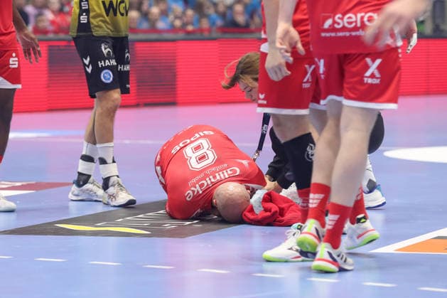 26.12.2025, xtgx, Handball Daikin HBL MT Melsungen - TVB Stuttgart emspor, v.l. Adrian Sipos (Melsungen, 8) liegt nach einem Zweikampf auf dem Boden Kassel