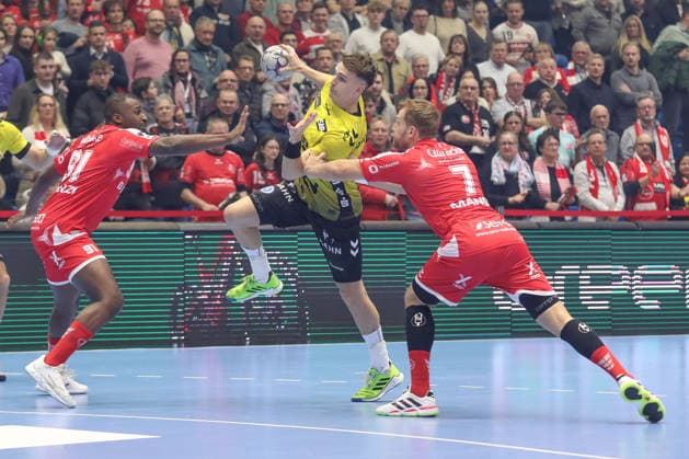 26.12.2025, xtgx, Handball Daikin HBL MT Melsungen - TVB Stuttgart emspor, v.l. Sadou Ntanzi (Melsungen, 91), Max Haefner (Häfner, Stuttgart, 3), David Mandic (Melsungen, 7) Zweikampf, Duell, Kampf, tackle Kassel