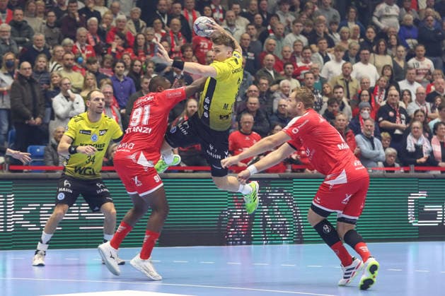 26.12.2025, xtgx, Handball Daikin HBL MT Melsungen - TVB Stuttgart emspor, v.l. Sadou Ntanzi (Melsungen, 91), Max Haefner (Häfner, Stuttgart, 3), David Mandic (Melsungen, 7) Zweikampf, Duell, Kampf, tackle Kassel