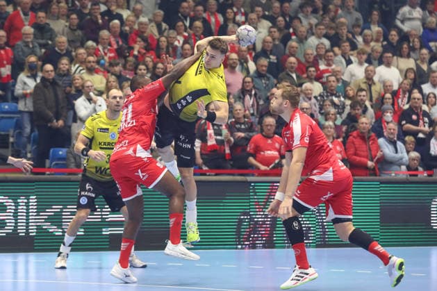 26.12.2025, xtgx, Handball Daikin HBL MT Melsungen - TVB Stuttgart emspor, v.l. Sadou Ntanzi (Melsungen, 91), Max Haefner (Häfner, Stuttgart, 3), David Mandic (Melsungen, 7) Zweikampf, Duell, Kampf, tackle Kassel