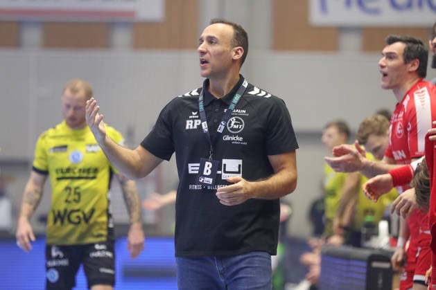 26.12.2025, xtgx, Handball Daikin HBL MT Melsungen - TVB Stuttgart emspor, v.l. Roberto Garcia Parrondo (Melsungen, Trainer) gibt Anweisungen, gestikuliert mit den Armen, gesticulate, gives instructions Kassel