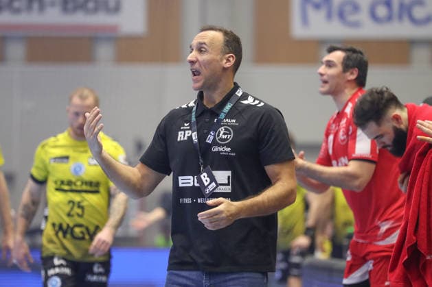 26.12.2025, xtgx, Handball Daikin HBL MT Melsungen - TVB Stuttgart emspor, v.l. Roberto Garcia Parrondo (Melsungen, Trainer) gibt Anweisungen, gestikuliert mit den Armen, gesticulate, gives instructions Kassel