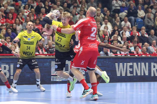 26.12.2025, xtgx, Handball Daikin HBL MT Melsungen - TVB Stuttgart emspor, v.l. Torben Matzken (Stuttgart, 22), Ruben Marchan (Melsungen, 2) Zweikampf, Duell, Kampf, tackle Kassel
