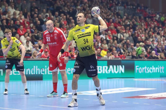 26.12.2025, xtgx, Handball Daikin HBL MT Melsungen - TVB Stuttgart emspor, v.l. Kai Haefner (Häfner, Stuttgart, 34) beim Siebenmeter Kassel