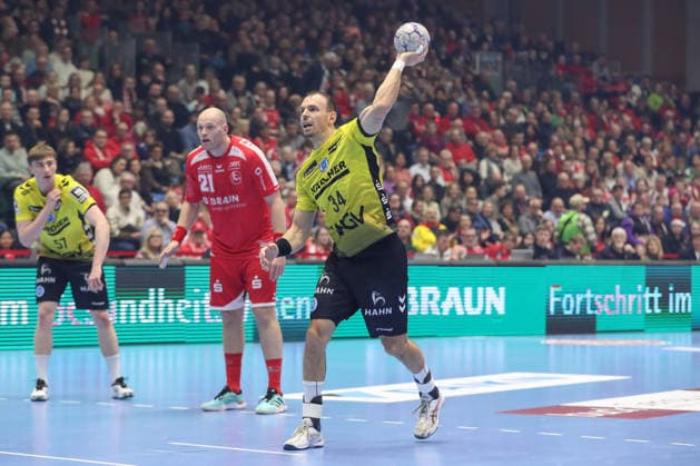 26.12.2025, xtgx, Handball Daikin HBL MT Melsungen - TVB Stuttgart emspor, v.l. Kai Haefner (Häfner, Stuttgart, 34) beim Siebenmeter Kassel