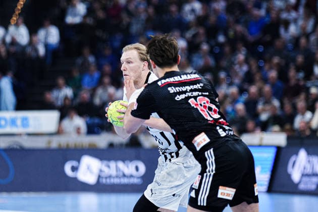 Eric Johansson (THW Kiel, 21), Florian Scheerer (HC Erlangen, 10) GER, THW Kiel vs. HC Erlangen, Handball, 1. Bundesliga, Spieltag 19, Saison 2025 2026, 26.12.2025 GER, THW Kiel vs. HC Erlangen, Handball, 1. Bundesliga, Spieltag 19, Saison 2025 2026, 26.12.2025 Kiel Copyright: xEibner-Pressefoto MarcelxvonxFehrnx EP_MFN