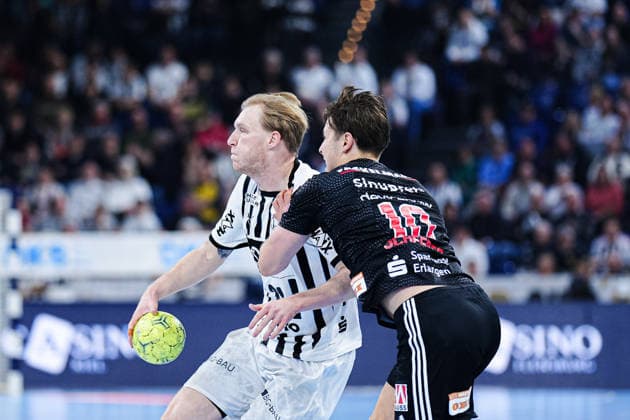 Eric Johansson (THW Kiel, 21), Florian Scheerer (HC Erlangen, 10) GER, THW Kiel vs. HC Erlangen, Handball, 1. Bundesliga, Spieltag 19, Saison 2025 2026, 26.12.2025 GER, THW Kiel vs. HC Erlangen, Handball, 1. Bundesliga, Spieltag 19, Saison 2025 2026, 26.12.2025 Kiel Copyright: xEibner-Pressefoto MarcelxvonxFehrnx EP_MFN