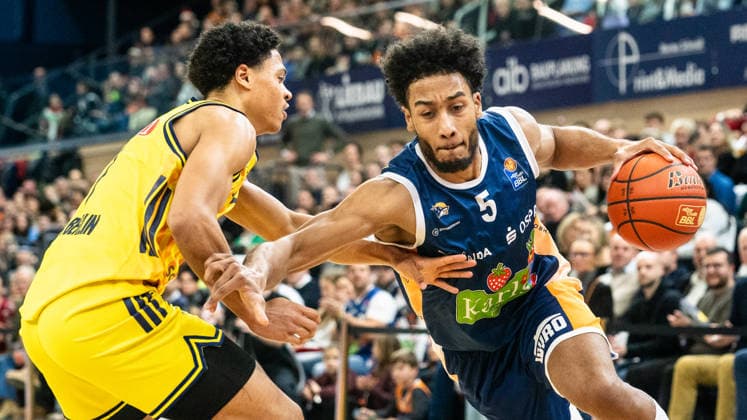 26.12.2025, Basketball, Herren, easy credit BBL, easy credit Bundesliga, BBL, Bundesliga, 12. Spieltag, Rostock Seawolves - ALBA Berlin Jack Kayil (Alba Berlin, li.) gegen DÂ Shawn Schwartz (Rostock Seawolves, re.) Rostock Stadthalle Mecklenburg-Vorpommern Deutschland