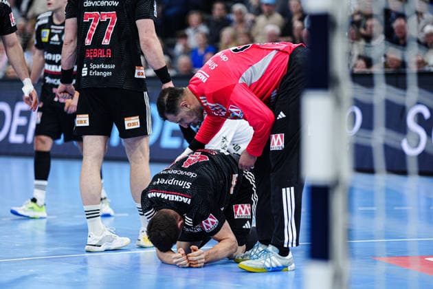 Christoph Steinert (HC Erlangen, 44) nach Zusammenprall mit Domagoj Duvnjak (THW Kiel, 04) am Boden GER, THW Kiel vs. HC Erlangen, Handball, 1. Bundesliga, Spieltag 19, Saison 2025 2026, 26.12.2025 GER, THW Kiel vs. HC Erlangen, Handball, 1. Bundesliga, Spieltag 19, Saison 2025 2026, 26.12.2025 Kiel Copyright: xEibner-Pressefoto MarcelxvonxFehrnx EP_MFN